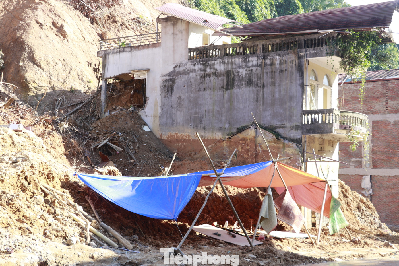 Dọc đường Điện Biên, thành phố Yên Bái công tác khắc phục vẫn đang được các đơn vị khẩn trương triển khai. Đây là vị trí sạt lở khiến 17 ngôi nhà bị sập, hơn 40 ngôi nhà phải di dời người và tài sản để đảm bảo an toàn.