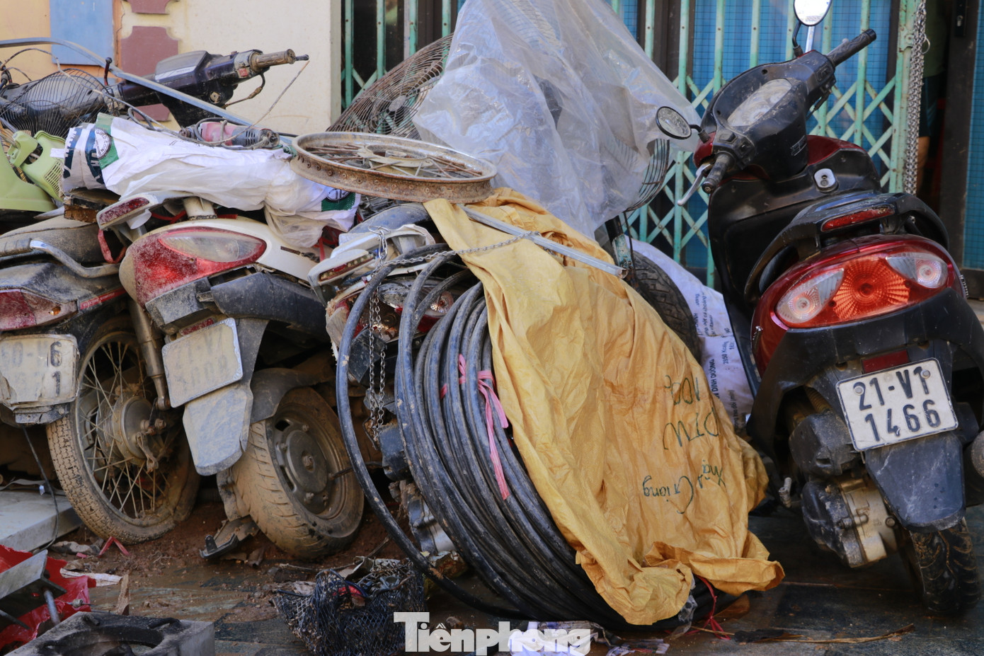 Dọc đường Điện Biên, thành phố Yên Bái công tác khắc phục vẫn đang được các đơn vị khẩn trương triển khai. Đây là vị trí sạt lở khiến 17 ngôi nhà bị sập, hơn 40 ngôi nhà phải di dời người và tài sản để đảm bảo an toàn.