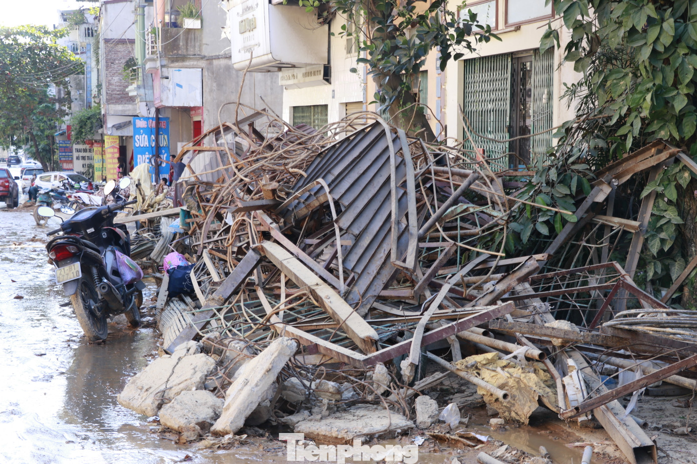 Dọc đường Điện Biên, thành phố Yên Bái công tác khắc phục vẫn đang được các đơn vị khẩn trương triển khai. Đây là vị trí sạt lở khiến 17 ngôi nhà bị sập, hơn 40 ngôi nhà phải di dời người và tài sản để đảm bảo an toàn.