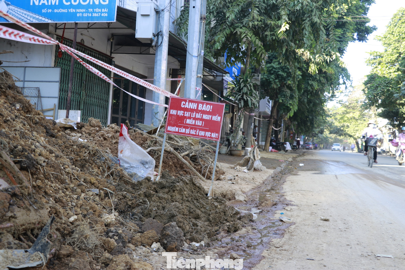 Đường Yên Ninh, phường Yên Ninh, khu vực từ nghĩa trang liệt sỹ đến ngã tư Nam Cường, nhiều dãy nhà phải di dời do nguy cơ sạt lở cao.
