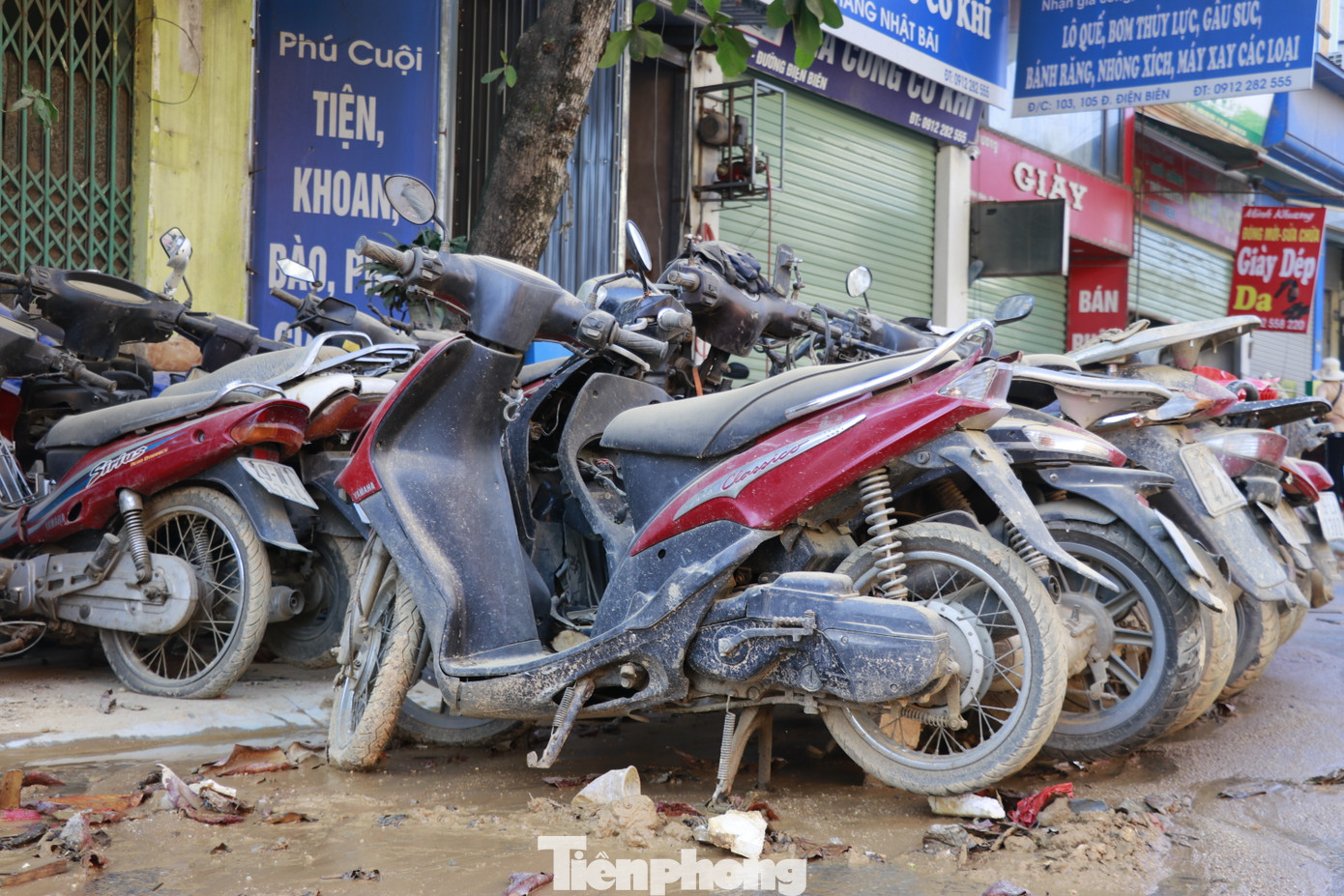 Dọc đường Điện Biên, thành phố Yên Bái công tác khắc phục vẫn đang được các đơn vị khẩn trương triển khai. Đây là vị trí sạt lở khiến 17 ngôi nhà bị sập, hơn 40 ngôi nhà phải di dời người và tài sản để đảm bảo an toàn.
