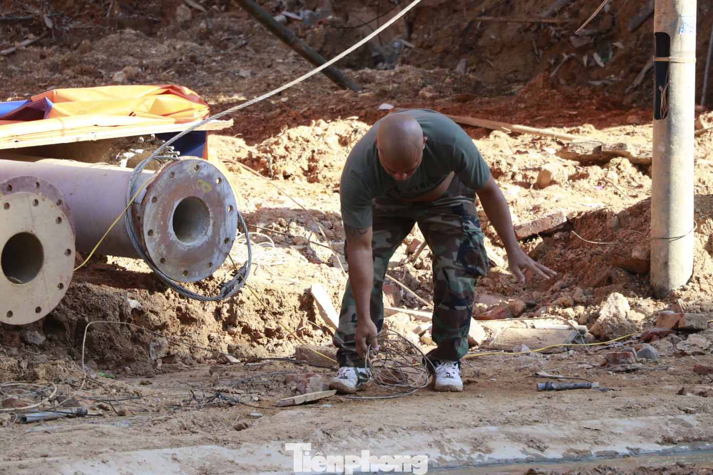 Hiện trường để lại một đống đổ nát, nhà cửa sập đổ, xe cộ bị vùi lấp hư hỏng, công cuộc tái thiết lại cuộc sống của người dân còn vô vàn khó khăn.