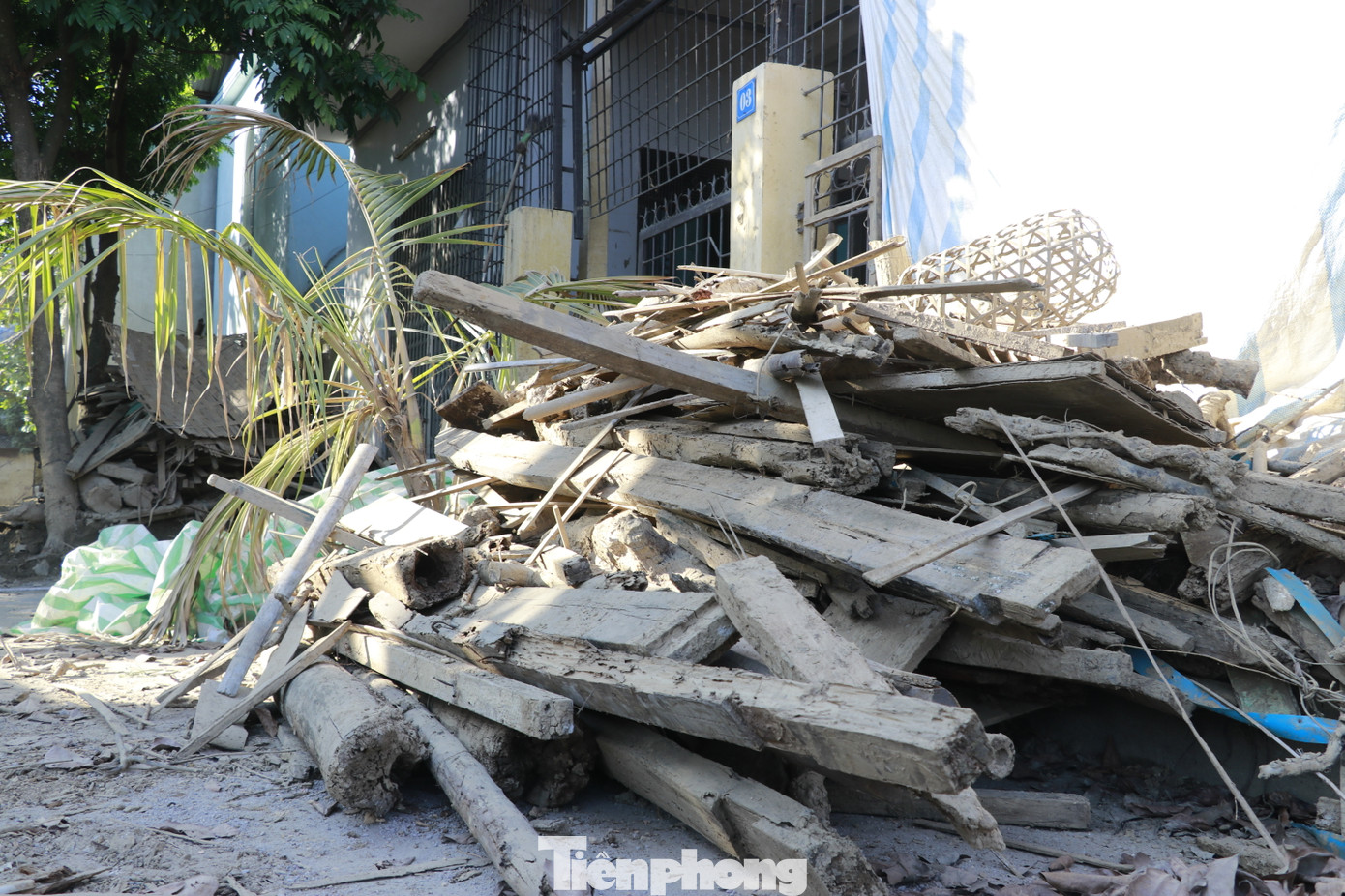 Tại đường Thanh Niên, phường Hồng Hà - nơi rốn lũ của thành phố Yên Bái, các hộ gia đình vẫn đang dọn dẹp nhà cửa, bùn đất chất đống trước cửa nhà, những cống rãnh được cậy nắp để khơi thông, đường lởm chởm những rãnh, vũng được đào lên để nạo vét bùn thải.