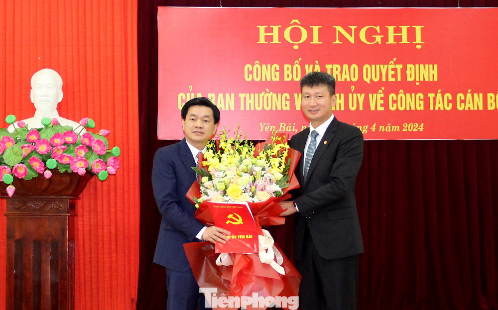 ÔngTrần Huy Tuấn, Phó Bí thư Tỉnh ủy, Chủ tịch UBND tỉnh trao quyết định và tặng hoa chúc mừng đồng chí tân Phó Trưởng Ban Nội chính Tỉnh ủy. ÔngTrần Huy Tuấn, Phó Bí thư Tỉnh ủy, Chủ tịch UBND tỉnh trao quyết định và tặng hoa chúc mừng đồng chí tân Phó Trưởng Ban Nội chính Tỉnh ủy.