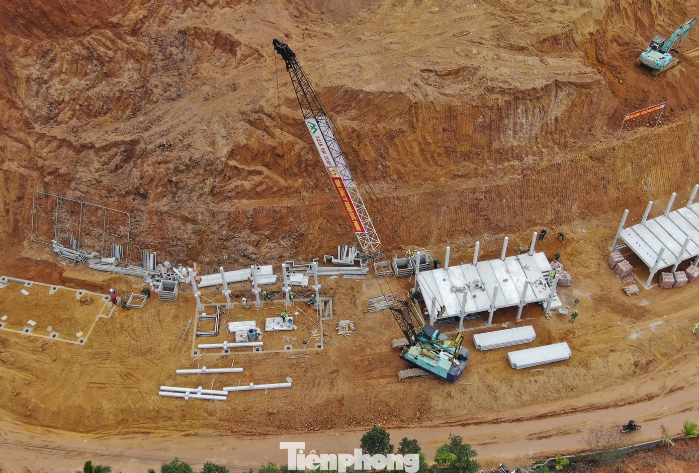 Ông Hoàng Văn Quế - Trưởng thôn Át Thượng, chia sẻ, sau thiên tai xảy ra ngày 10/9, làm 9 người trong thôn tử vong, 6 ngôi nhà sập đổ hoàn toàn, hơn 60 hộ dân bị ảnh hưởng, trong đó 37 hộ phải di dời khẩn cấp. Được sự giúp đỡ của Quân khu 2 cùng chính quyền địa phương hỗ trợ xây dựng khu tái định cư tại địa điểm mới, bà con rất mong chờ. Nhiều hộ cũng gác công việc nhà ra hỗ trợ san gạt đất, nấu ăn, tặng đồ ăn, đồ uống... để động viên các lực lượng.