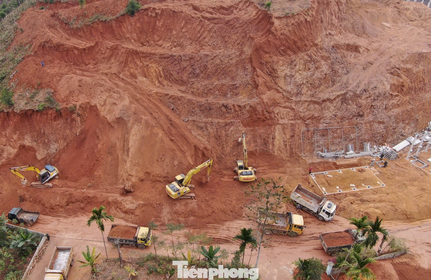 Ông Hoàng Văn Quế - Trưởng thôn Át Thượng, chia sẻ, sau thiên tai xảy ra ngày 10/9, làm 9 người trong thôn tử vong, 6 ngôi nhà sập đổ hoàn toàn, hơn 60 hộ dân bị ảnh hưởng, trong đó 37 hộ phải di dời khẩn cấp. Được sự giúp đỡ của Quân khu 2 cùng chính quyền địa phương hỗ trợ xây dựng khu tái định cư tại địa điểm mới, bà con rất mong chờ. Nhiều hộ cũng gác công việc nhà ra hỗ trợ san gạt đất, nấu ăn, tặng đồ ăn, đồ uống... để động viên các lực lượng.