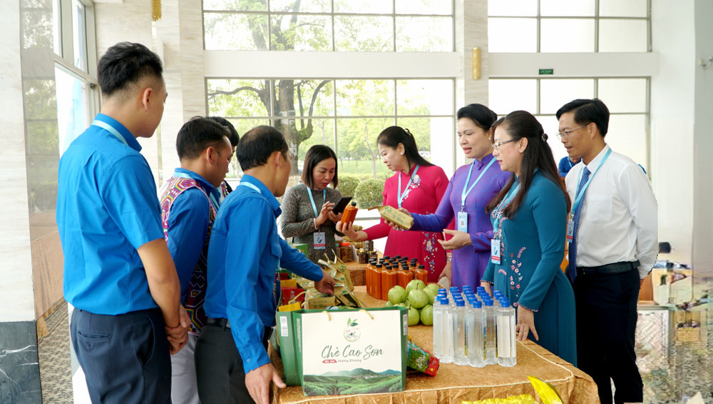 Bên lề Đại hội, Đại biểu tham quan các gian hàng trưng bày sản phẩm đặc sản vùng miền.