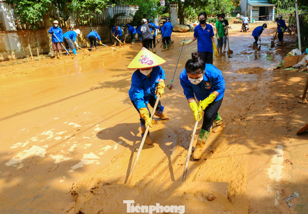 Dù chân yếu, tay mềm, những các nữ đoàn viên cũng hăng say cào đất, đẩy bùn.