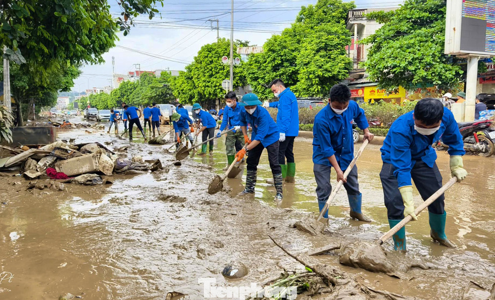 Những tình nguyện viên đã thu gom rác, san gạt bùn đất trên đường, hành lang đường thành phố Yên Bái và san nền các nhà dân.