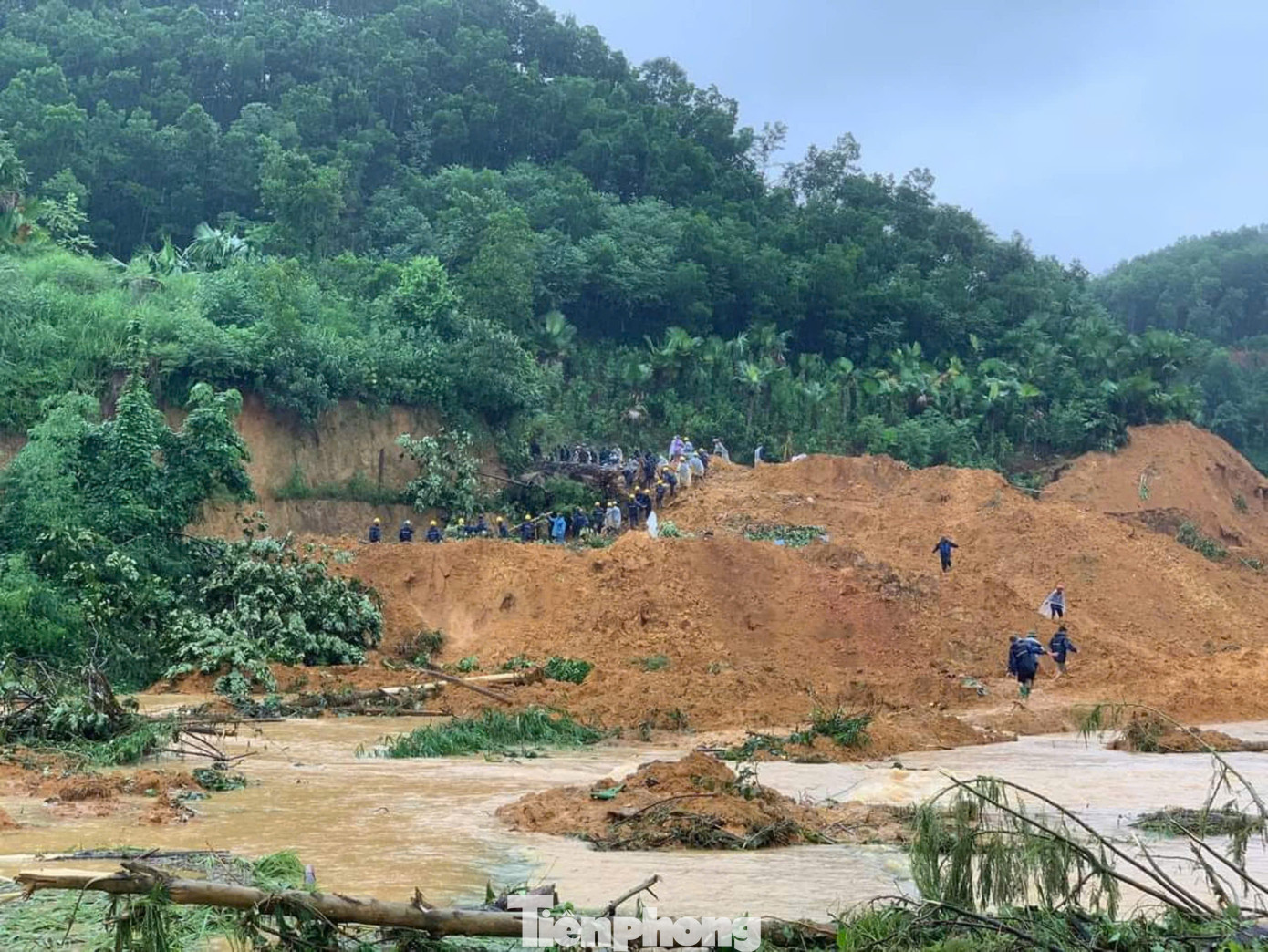 Hiện trường vụ sạt lở khiến 9 người chết và mất tích tại huyện Lục Yên.