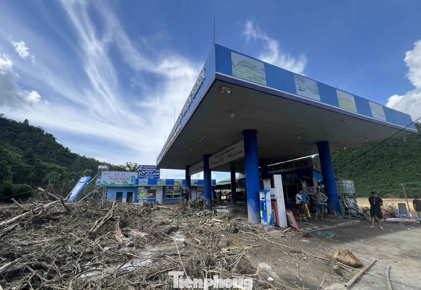 Song song với đó, tại tâm lũ xã Mường Pồn, các lực lượng khẩn trương khắc phục những hậu quả mưa lũ gây ra.