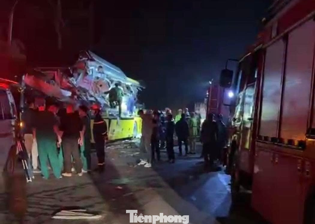 Theo thông tin ban đầu, vụ tai nạn khiến 5 người tử vong tại chỗ, 5 người bị thương nặng được đưa đi cấp cứu. Theo thông tin ban đầu, vụ tai nạn khiến 5 người tử vong tại chỗ, 5 người bị thương nặng được đưa đi cấp cứu.
