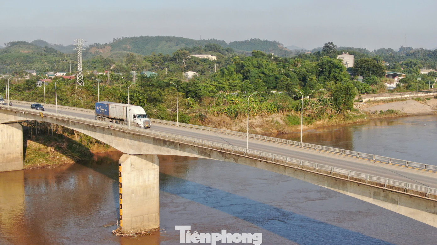 Cụ thể,các phương tiện và người dân lưu thông đến Ngã tư đầu cầu Văn Phú (ngã tư có lắp đèn tín hiệu) đi vào đường Yên Bái - Văn Tiến đến ngã 3 giao với đường nối ba cầu, rẽ trái đi vào đường nối ba cầu đến ngã 3 đầu cầu Giới Phiên rẽ trái đi qua cầu Giới Phiên, đi vào quốc lộ 32C hoặc đường nối quốc lộ 32C với cao tốc Nội Bài - Lào Cai đến đường Âu Cơ (và ngược lại).