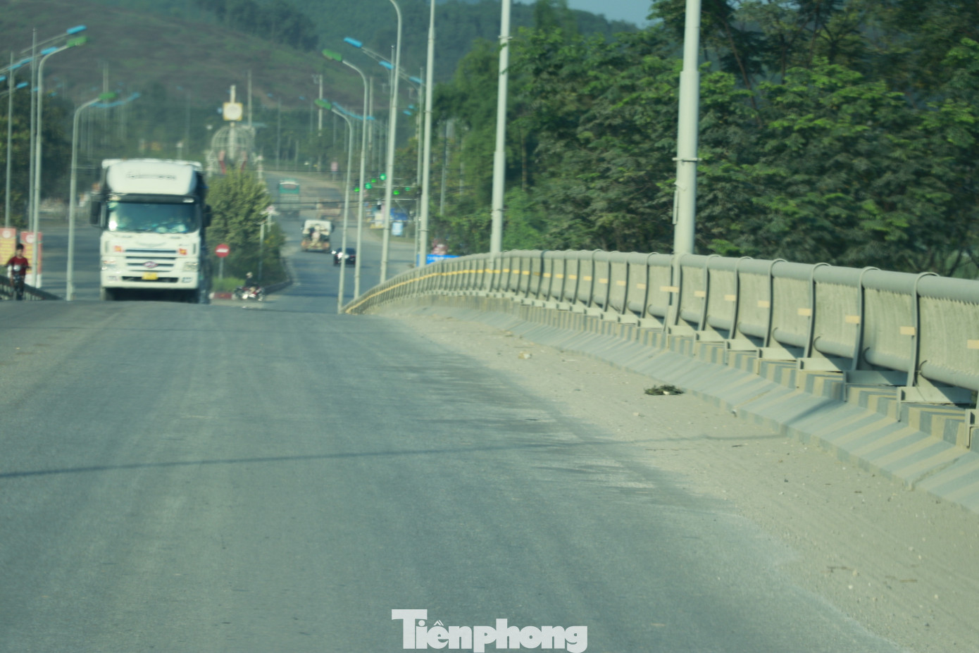 Trong thời gian các đơn vị thi công cầu, sẽ cấm người và phương tiện di chuyển qua cầu để phục vụ sửa chữa các hạng mục nền đường, mặt đường và tiến hành kiểm tra, bảo dưỡng các trụ cầu bị ảnh hưởng sau mưa lũ.