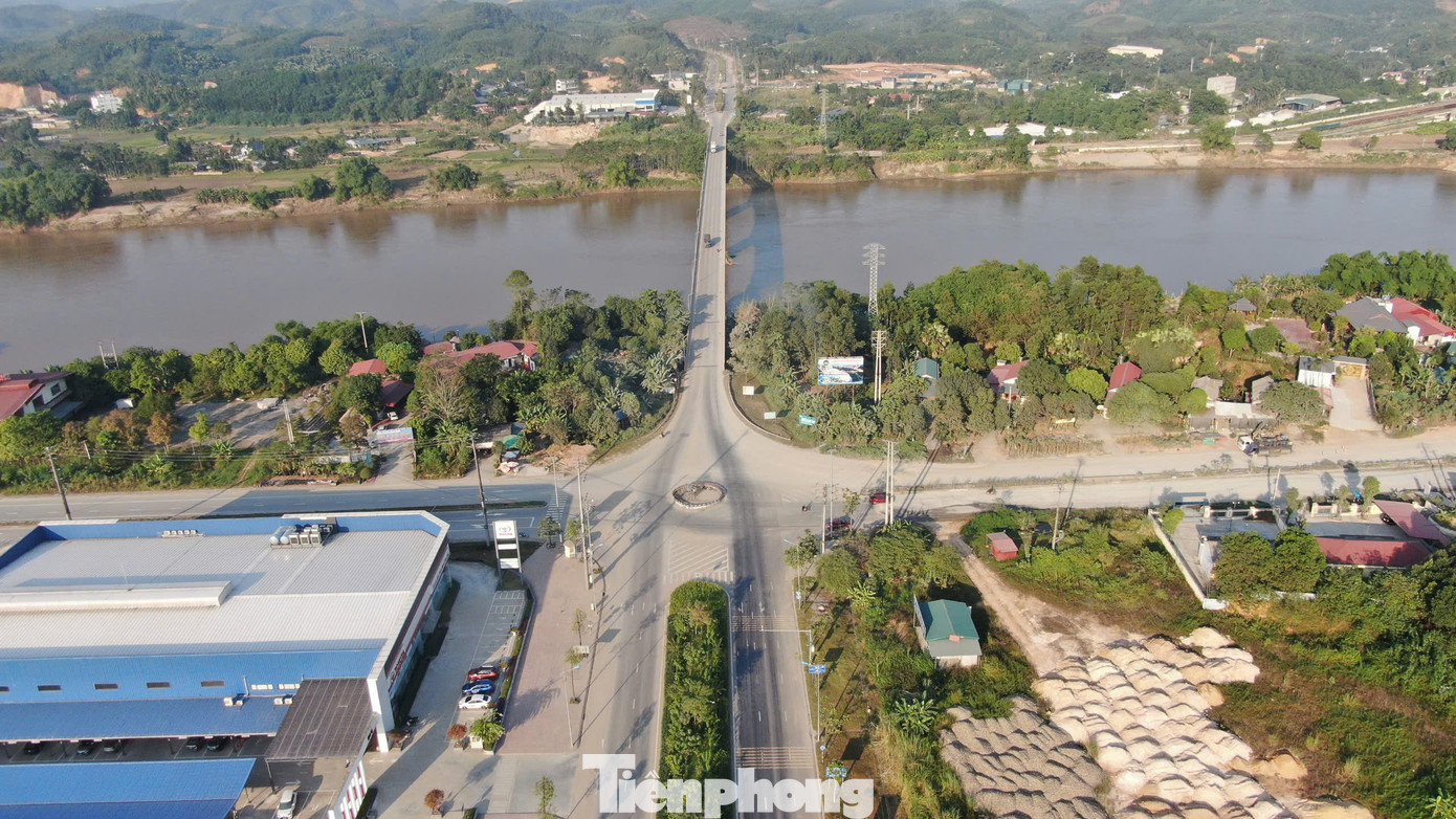 Chiều 31/10, trao đổi với Tiền Phong, ông Trần Việt Dũng - Giám đốc Sở Giao thông và Vận tải tỉnh Yên Bái cho biết, đơn vị vừa có Công văn thông báo phương án phân luồng giao thông cầu Văn Phú nằm trên trục đường Âu Cơ, thành phố Yên Bái.