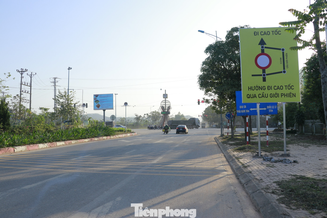 Ngay khi ban hành công văn, đơn vị đã tiến hành cắm biển chỉ dẫn, hướng dẫn phân luồng giao thông đối với người và phương tiện tại khu vực ngã tư 2 bên cầu.