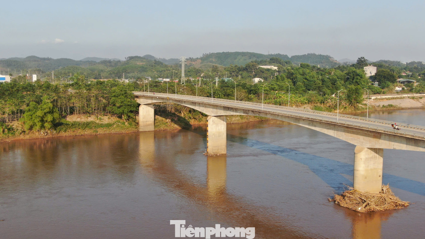 Theo Giám đốc Sở Giao thông và Vận tải tỉnh Yên Bái, thời gian phân luồng giao thông sẽ bắt đầu từ 00h00 ngày 1/11/2024 đến hết ngày 29/12/2024 để phục vụ thi công sửa chữa cầu Văn Phú.