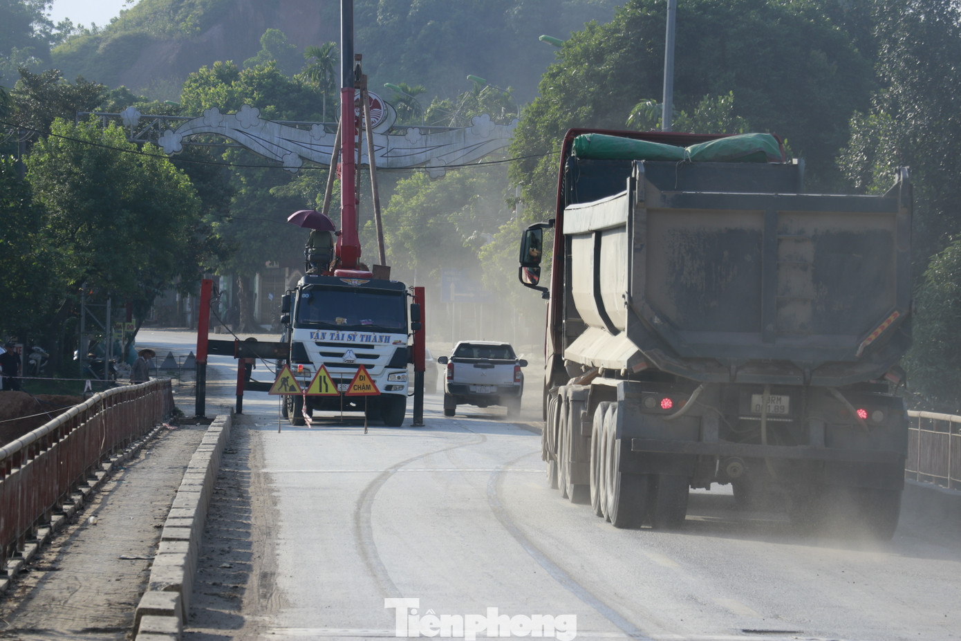 Ông Trần Việt Dũng - Giám đốc Sở Giao thông và Vận tải tỉnh Yên Bái cho biết thêm, ngoài việc phân luồng giao thông để sửa chữa cầu Văn Phú, một số cầu khác trên địa bàn tỉnh như cầu Rào và cầu Gùa đường Âu Lâu - Đông An (đường tỉnh lộ 166), cầu Mậu A đường Mậu A đi Tân Nguyên (đường tỉnh lộ 165) cũng đang được các đơn vị bảo trì, sửa chữa.
