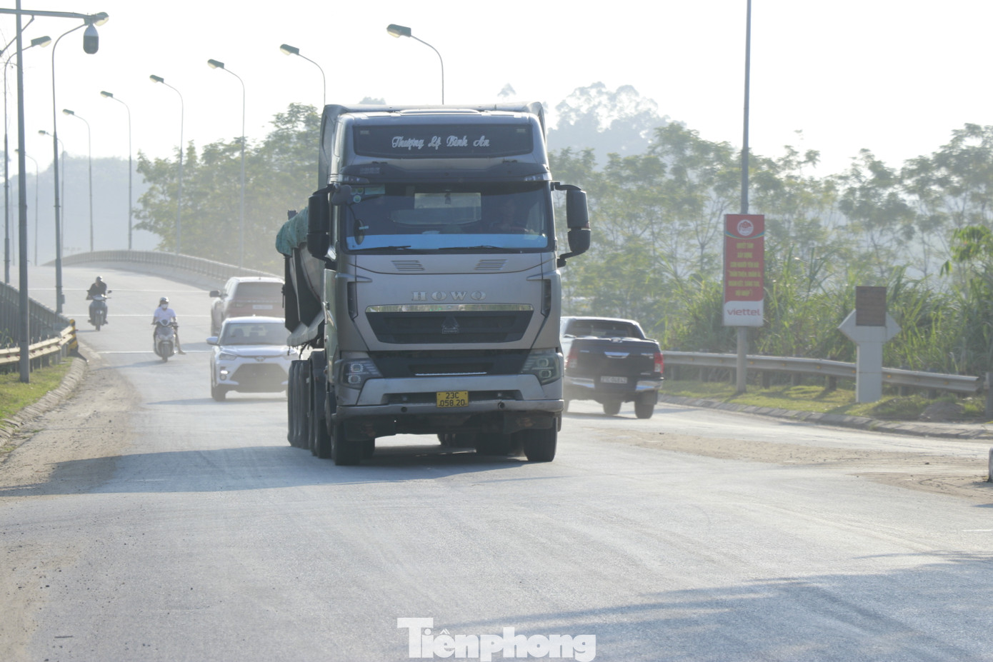 Ngay khi ban hành công văn, đơn vị đã tiến hành cắm biển chỉ dẫn, hướng dẫn phân luồng giao thông đối với người và phương tiện tại khu vực ngã tư 2 bên cầu.