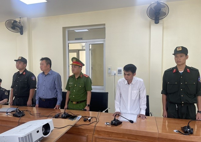 Hai đối tượng Nguyễn Tứ (áo sọc xanh) và Đinh Đức Minh (áo trắng). Ảnh: CACC.