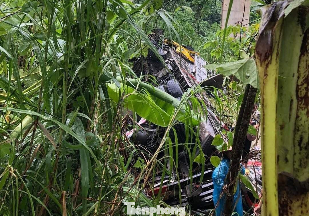 Xe ô tô tải bị hư hỏng nặng, 2 người bị thương.