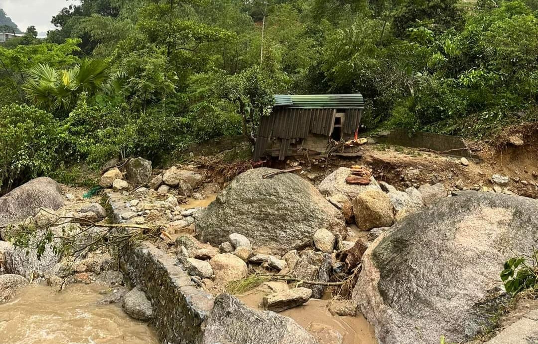 Nhiều ruộng vườn và nhà dân bị sạt lở gây nguy hiểm.