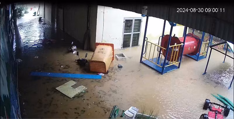 Trường mầm non Hoa Ban, thành phố Lào Cai ngập sâu.