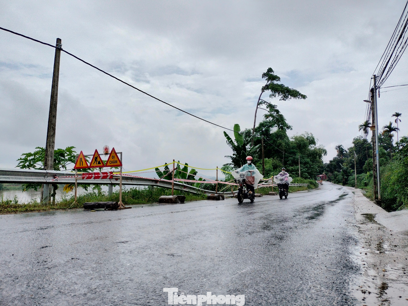 Tuyến đường hẹp, các phương tiện tham gia giao thông đông khiến nguy cơ mất an toàn cao.
