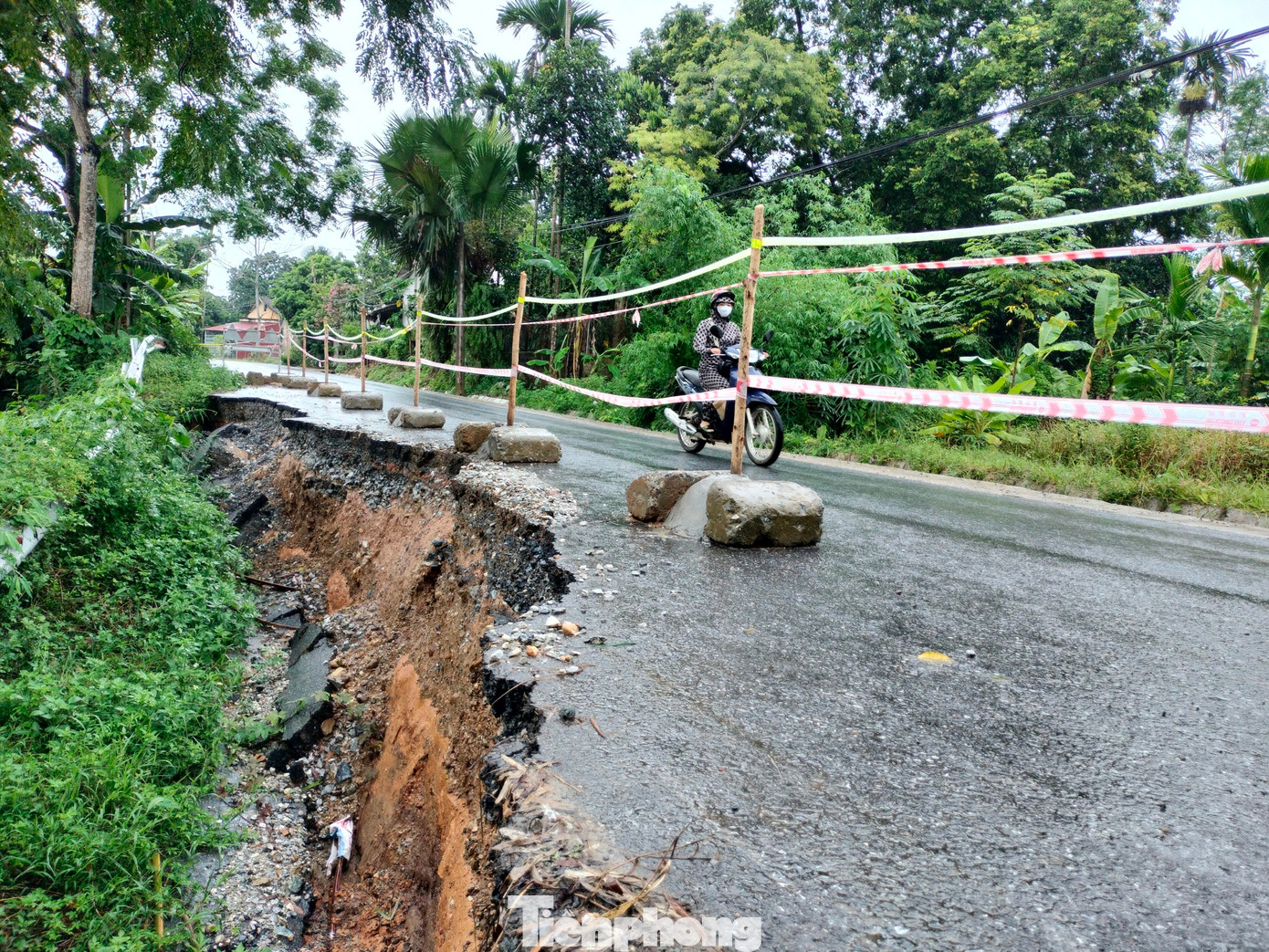 Chưa đầy 1 km, đoạn đường tỉnh lộ 166 qua xã Y Can, huyện Trấn Yên xuất hiện 3 điểm sụt sạt nguy hiểm.