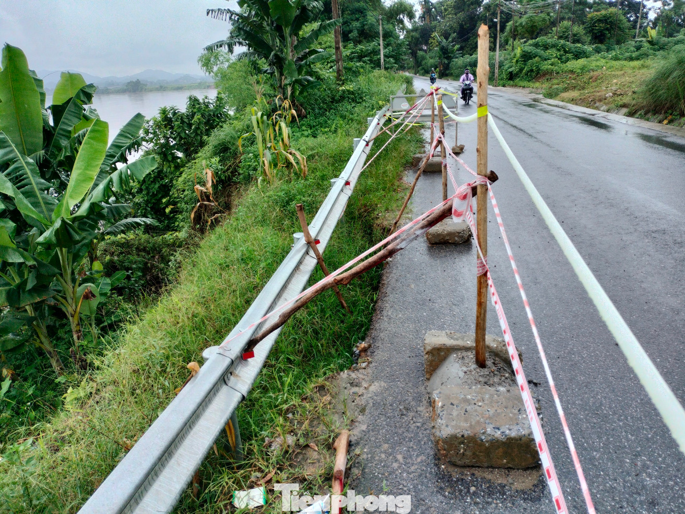 Dù đã căng dây cảnh bảo, nhưng việc các điểm sạt lở chưa được xử lý khiến người tham gia giao thông trên tuyến tỉnh lộ 166 lo lắng.