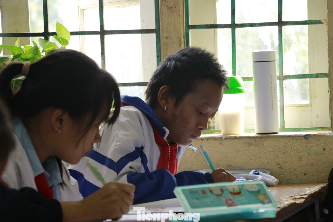 Thầy Phạm Đức Vinh - Hiệu trưởng Trường Tiểu học và Trung học Cơ sở số 1 Phúc Khánh cho biết, em Ngọc mới quay lại trường ngày 4/11, các thầy cô giáo ngoài những buổi học chính đang cố gắng kèm cặp, hỗ trợ em để theo kịp tiến trình học.