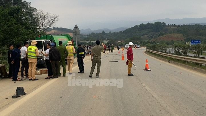Lực lượng chức năng tiến hành phân luồng, điều tra nguyên nhân vụ tai nạn. Lực lượng chức năng tiến hành phân luồng, điều tra nguyên nhân vụ tai nạn.