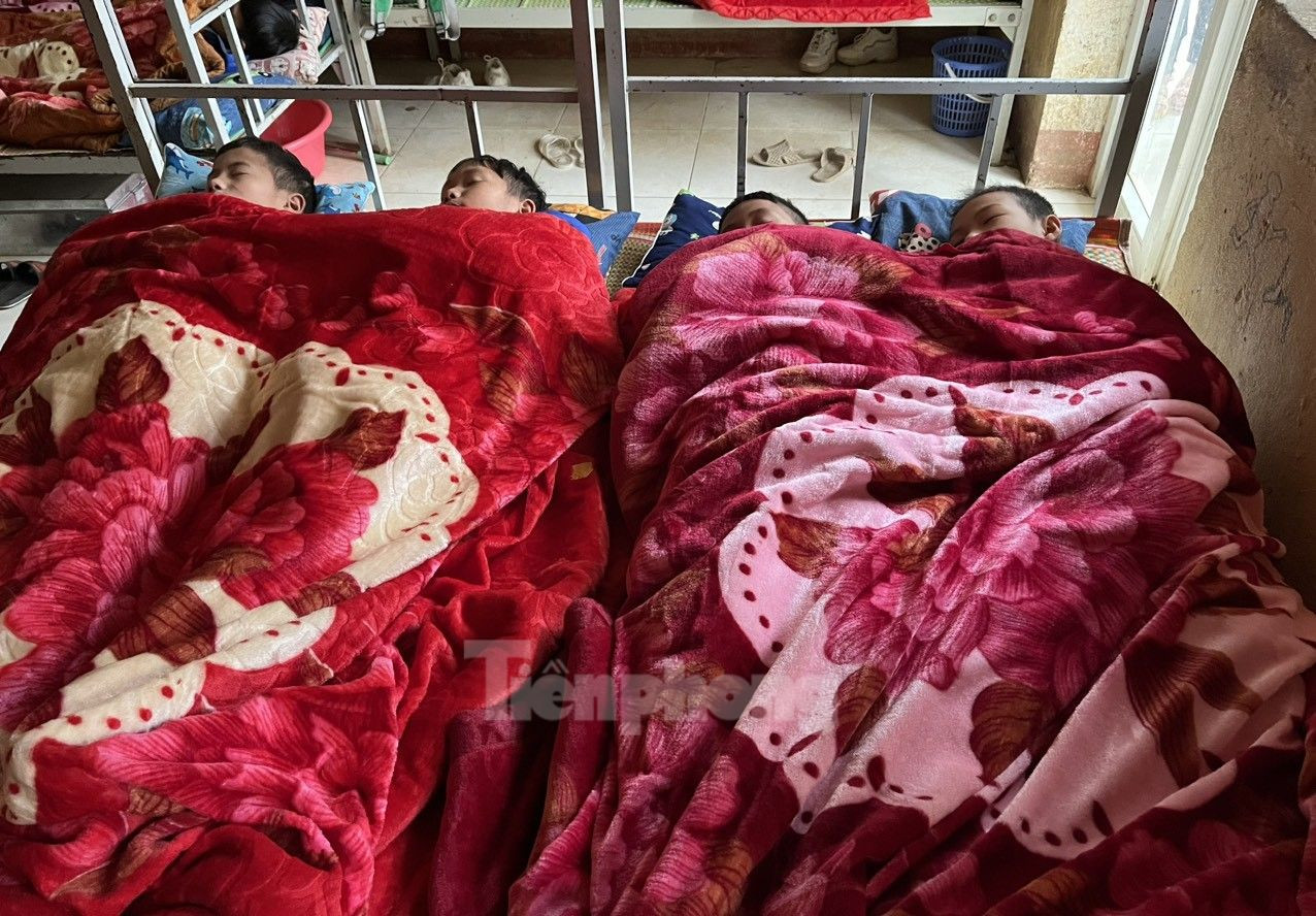 Ngoài ra, giờ nghỉ ngơi các giường được kê sát lại nhau, tránh các cửa sổ. Chăn đắp được tăng cường đủ ấm.