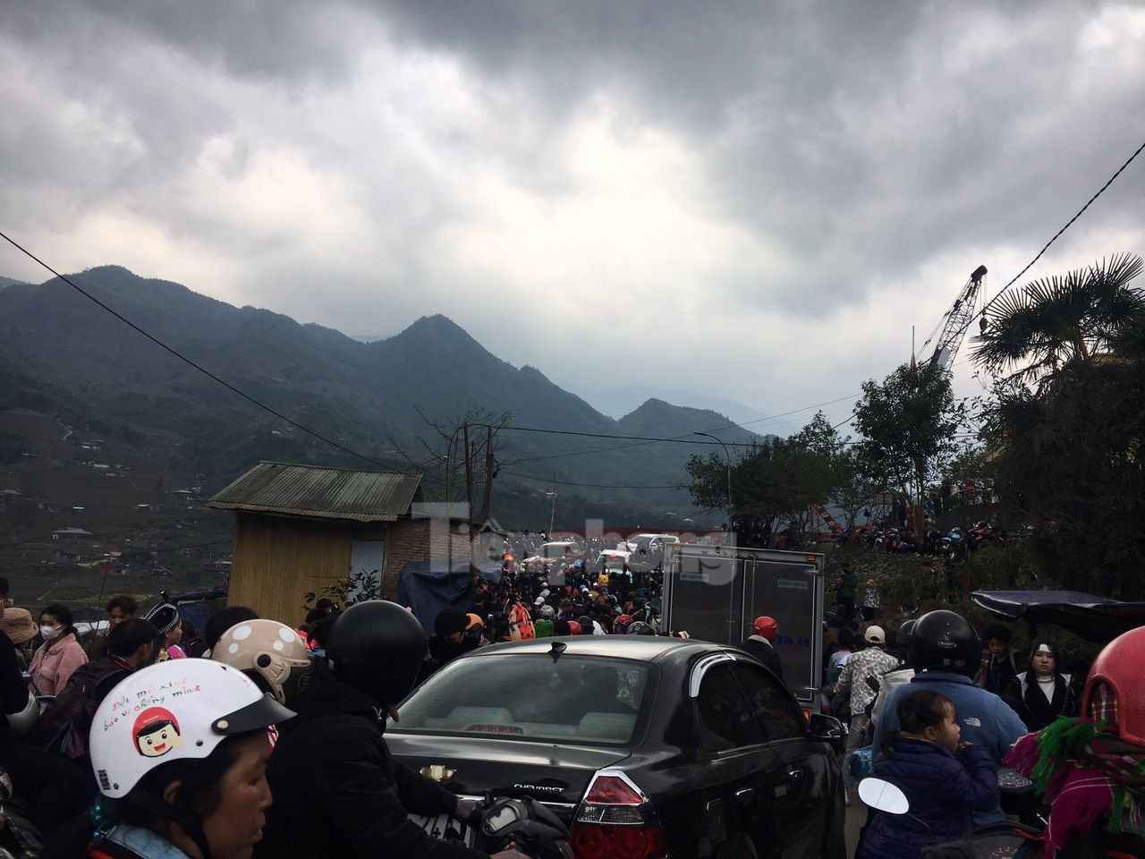 Theo ghi nhận của PV, tình trạng ùn tắc cục bộ xảy ra từ sáng đến trưa ngày 12/2 trên các tuyến đường trung tâm thị xã Sa Pa như: Xuân Viên, Thạch Sơn, Fansipan, Cầu Mây, Mường Hoa và Cát Cát... Đến 14h - 16h, một số tuyến đường ùn tắc kéo dài hơn 1 km.