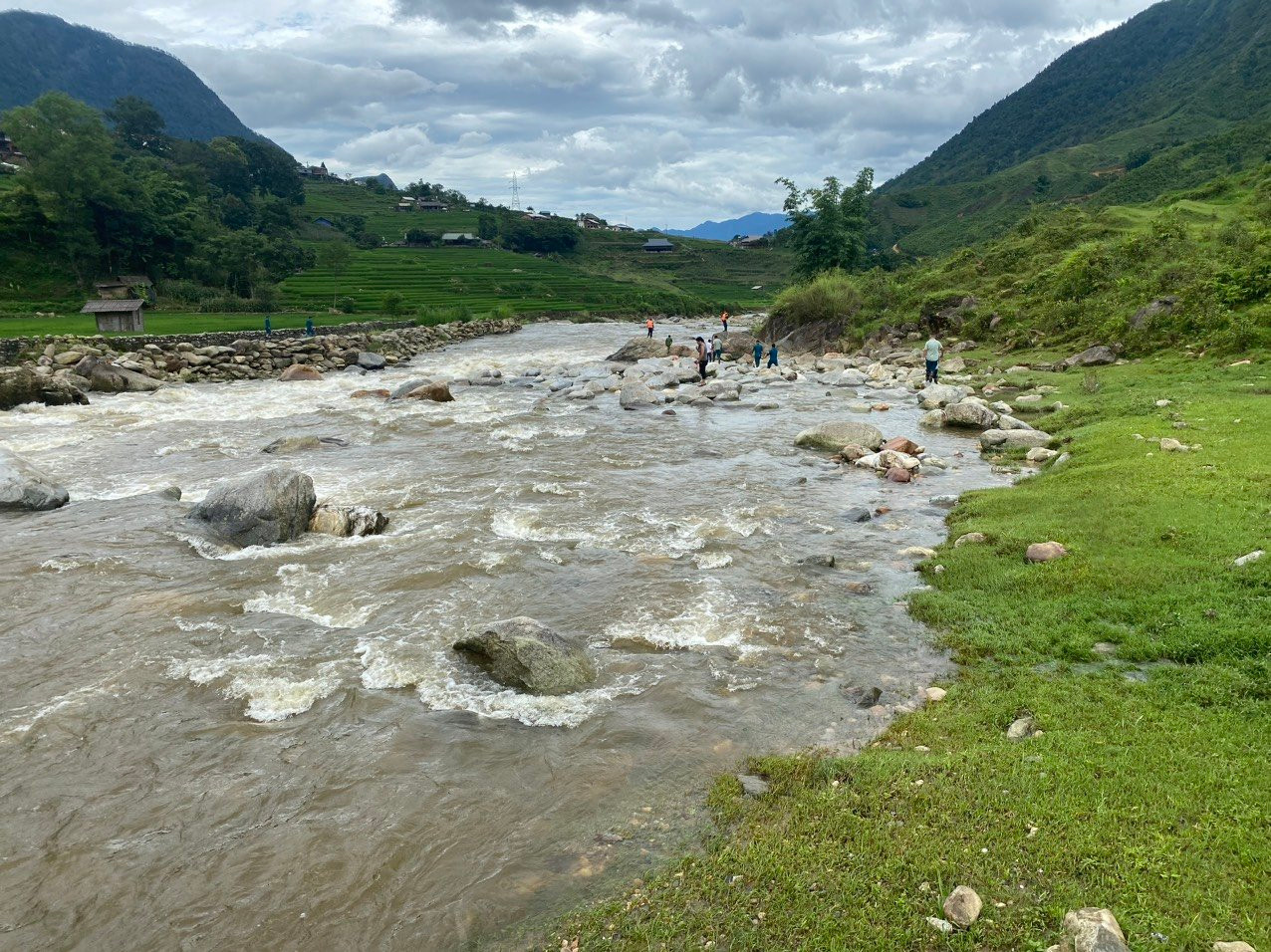 Khu vực 2 cháu nhỏ bị lũ cuốn mất tích. Khu vực 2 cháu nhỏ bị lũ cuốn mất tích.