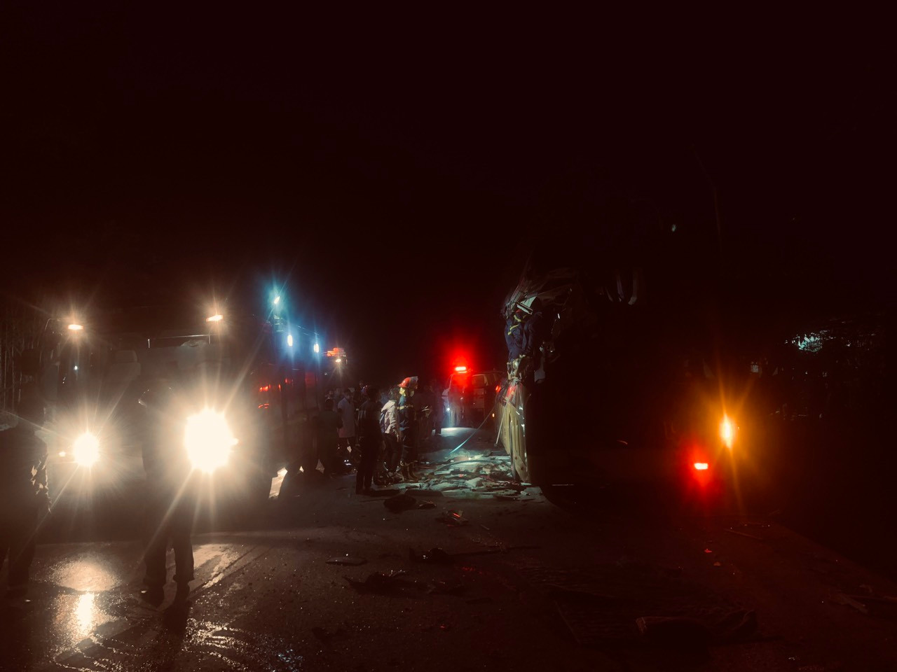 Xe khách va chạm xe đầu kéo, 5 người chết, nhiều người bị thương ảnh 2 Xe khách va chạm xe đầu kéo, 5 người chết, nhiều người bị thương ảnh 2