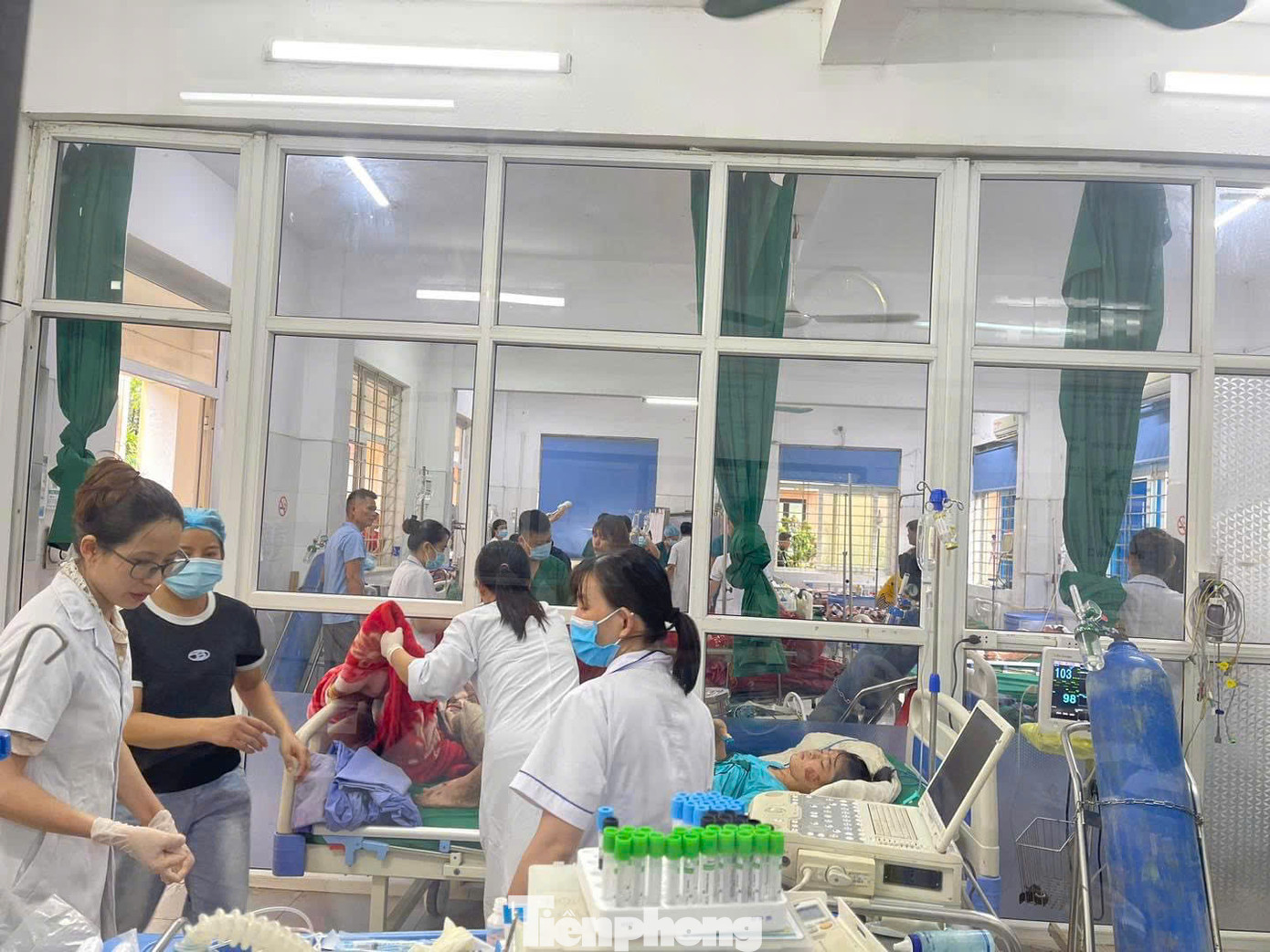 Bệnh viện Đa khoa huyện Bảo Yên đang khẩn trương cấp cứu những nạn nhân còn sống sót. Bệnh viện Đa khoa huyện Bảo Yên đang khẩn trương cấp cứu những nạn nhân còn sống sót.