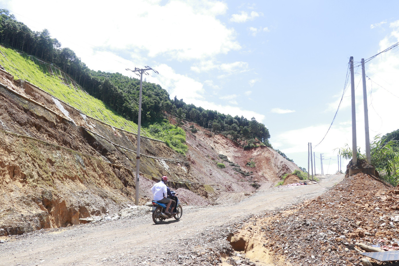 Theo thống kê, gần 40 hộ nằm ngoài phạm vi giải phóng mặt bằng bị treo cao, lún sâu, sạt lở.
