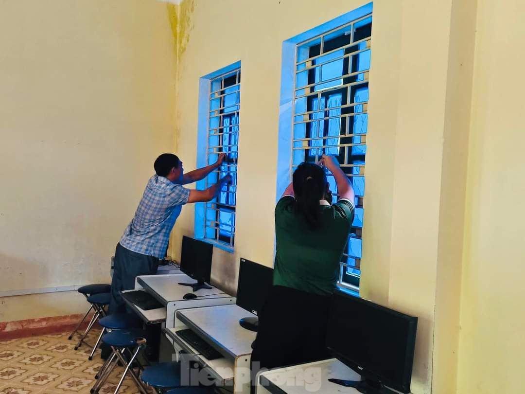 Ông Lê Trọng Khang - Chủ tịch UBND huyện Mù Cang Chải, Trưởng Ban Chỉ huy PCTT-TKCN huyện Mù Cang Chải cho biết, địa phương nhận thức rõ mức độ nguy hiểm và thực hiện nghiêm các nhiệm vụ, giải pháp phòng, chống, ứng phó khẩn cấp với bão số 3; tuyệt đối không chủ quan, lơ là, luôn đề cao cảnh giác, thường xuyên theo dõi, nắm chắc diễn biến tình hình của bão và chủ động thực hiện nghiêm túc, hiệu quả các biện pháp phòng, chống hạn chế thấp nhất thiệt hại có thể xảy ra.