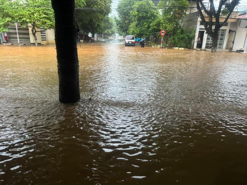 Việc ngập úng cục bộ tại các tuyến đường khiến giao thông đi lại khó khăn.