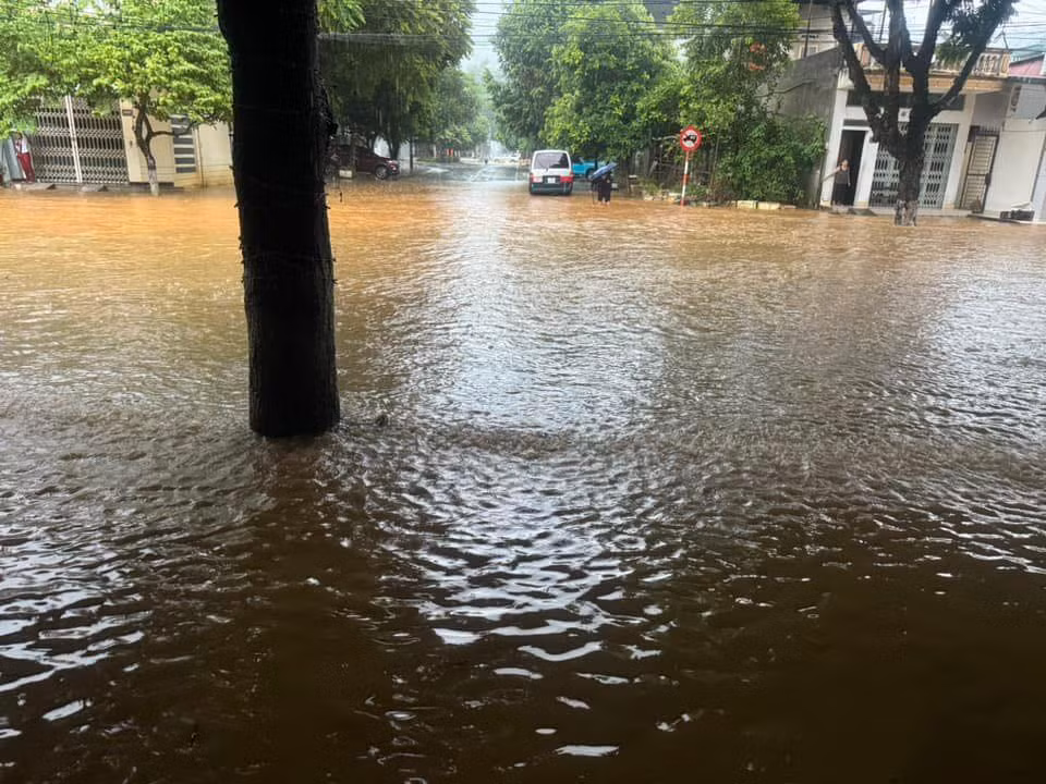 Việc ngập úng cục bộ tại các tuyến đường khiến giao thông đi lại khó khăn.