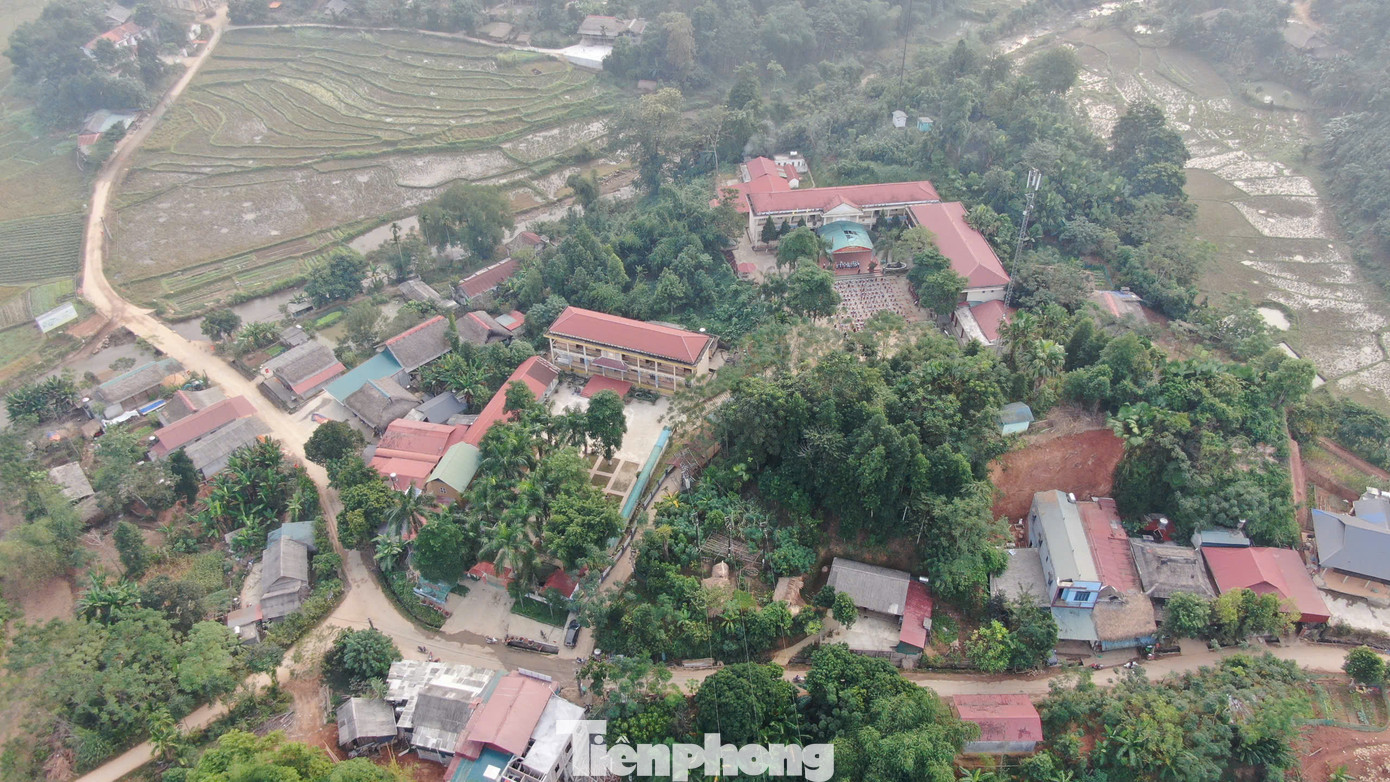 Trường Tiểu học và Trung học Cơ sở số 1 Phúc Khánh, xã Phúc Khánh, huyện Bảo Yên – sau vụ sạt lở ở Làng Nủ và bão số 3, trường có 13 học sinh tử vong, 7 em bị thương phải điều trị.