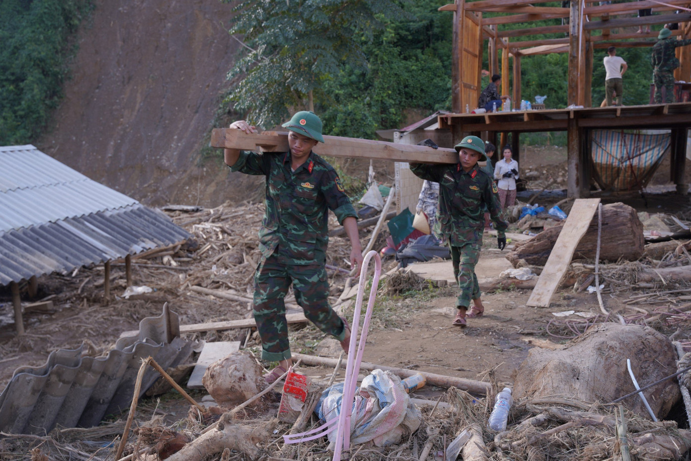 Ngay sau cơn lũ đi qua, tại bản Tin Tốc, nhiều lực lượng cứu hộ, cứu nạn có mặt tại bản hỗ trợ người dân tháo dỡ, di dời những ngôi nhà bị sập, nguy cơ sạt lở và tài sản đến nơi an toàn. Ngay sau cơn lũ đi qua, tại bản Tin Tốc, nhiều lực lượng cứu hộ, cứu nạn có mặt tại bản hỗ trợ người dân tháo dỡ, di dời những ngôi nhà bị sập, nguy cơ sạt lở và tài sản đến nơi an toàn.