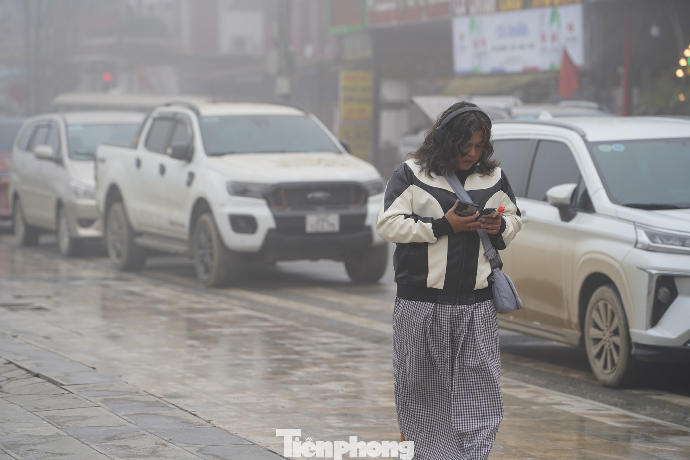 Chị Trần Thị Diệp (du khách đến từ Bến Tre) cho biết: "Tôi rất yêu thích thời tiết Sa Pa lúc này. Cả đoàn dự định ở lại chơi thêm vài ngày để tận hưởng không khí "mát lạnh" nơi đây".