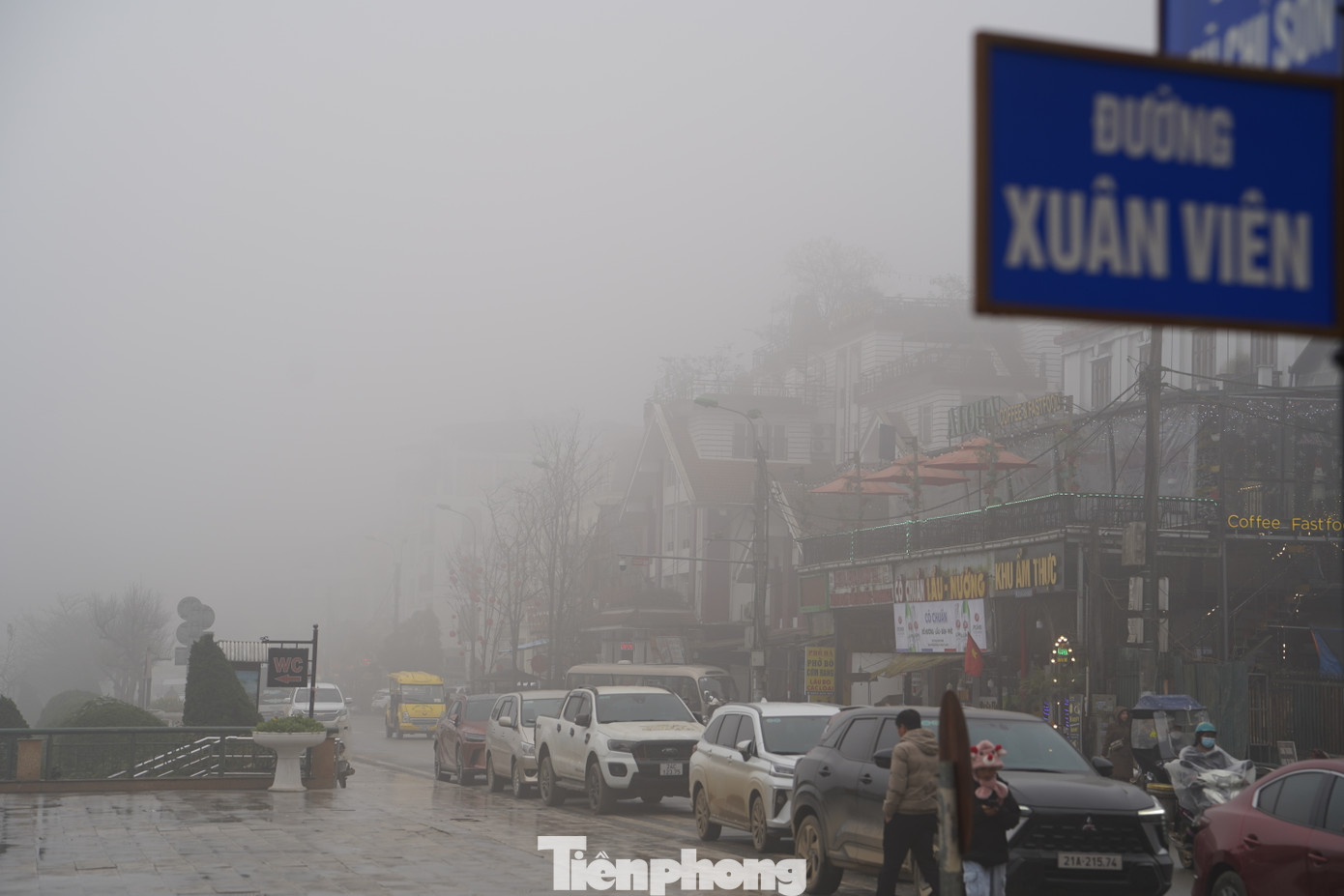 Sương mù dày đặc, tầm nhìn hạn chế.