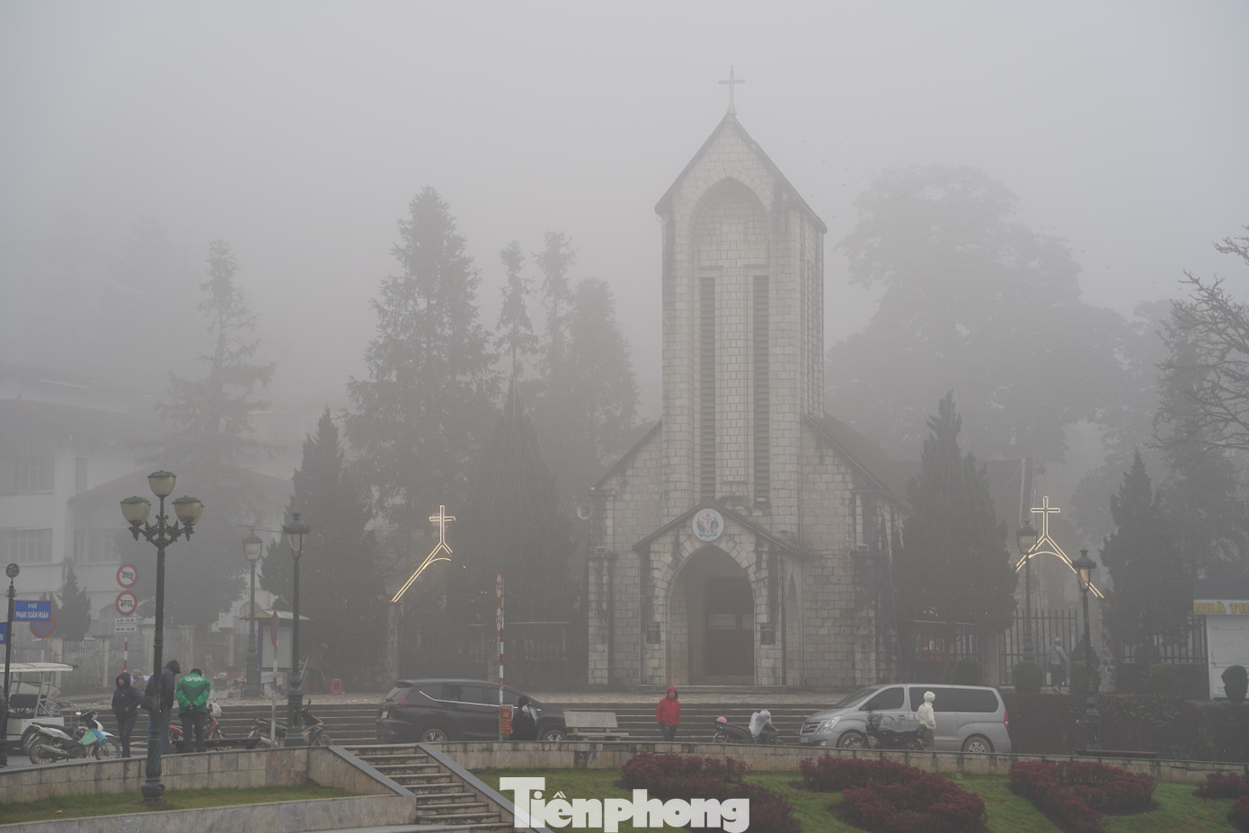 Sương mù dày đặc, tầm nhìn hạn chế.