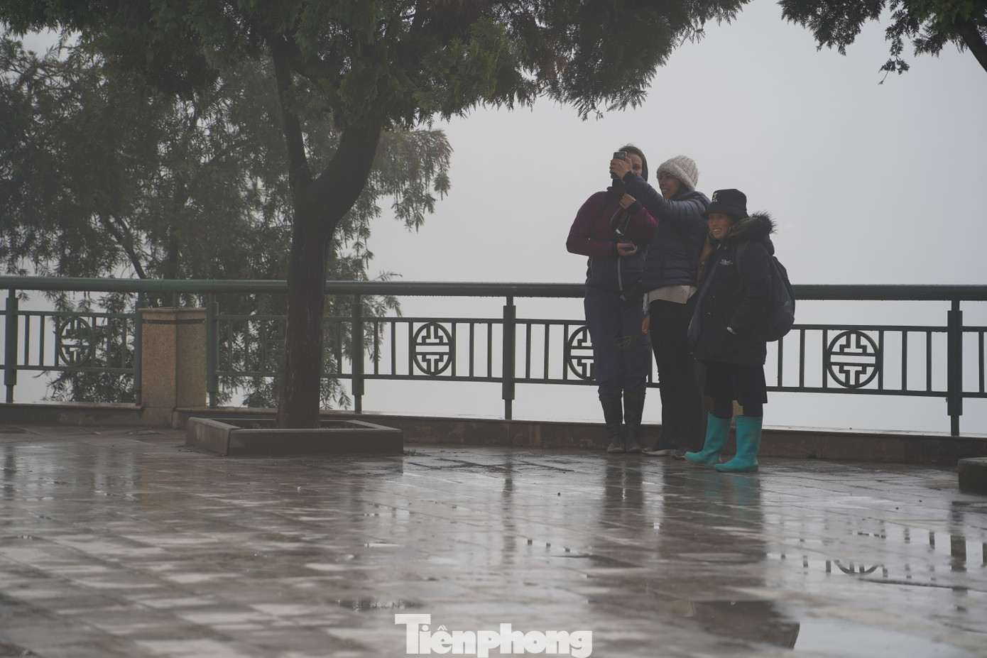 Các khu vực vùng núi cao như thị xã Sa Pa, một số xã của huyện Bát Xát, nhiệt độ giảm xuống còn 2 - 4 độ C. Đặc biệt, vào thời điểm sáng sớm, nhiệt độ ghi nhận tại trung tâm thị xã Sa Pa hôm nay xuống dưới 1 độ C.