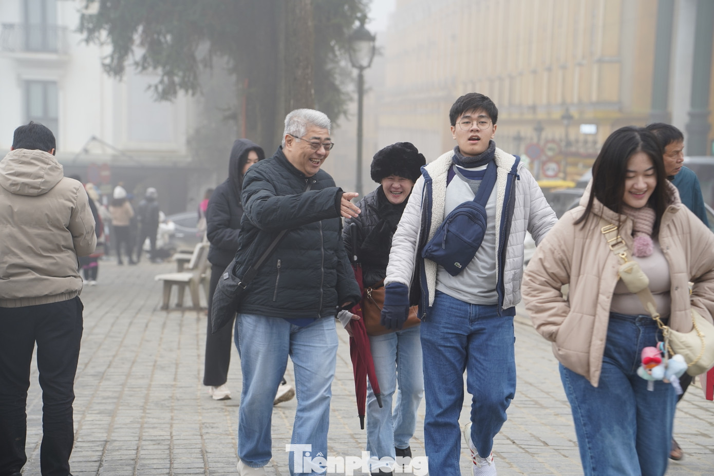 Nhiều du khách thích thú với thời tiết Sa Pa những ngày này.