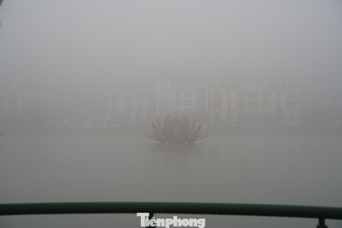 Các khu vực vùng núi cao như thị xã Sa Pa, một số xã của huyện Bát Xát, nhiệt độ giảm xuống còn 2 - 4 độ C. Đặc biệt, vào thời điểm sáng sớm, nhiệt độ ghi nhận tại trung tâm thị xã Sa Pa hôm nay xuống dưới 1 độ C.