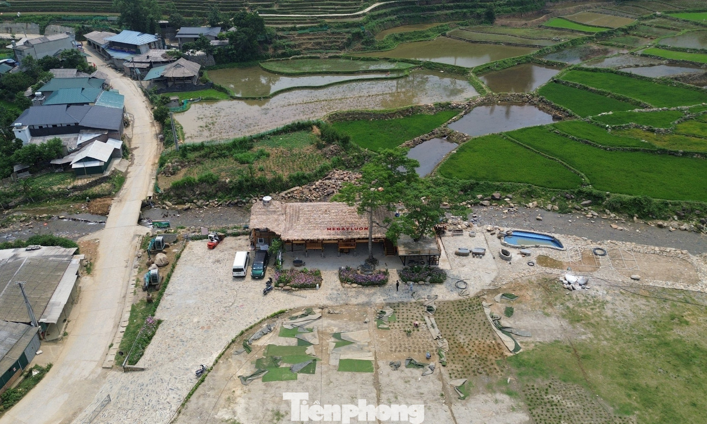 Khu vực điểm hạ cánh dù lượn xây dựng nhà sàn. Khu vực điểm hạ cánh dù lượn xây dựng nhà sàn.